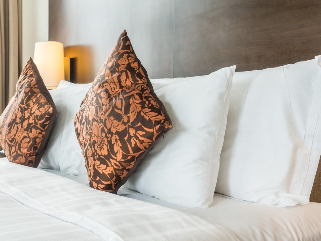 White hotel bed linen